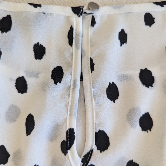 Banana Republic women's white with black dots blouse, medium with ruffle cuffs - Picture 3 of 5